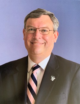 双谷学区负责人向教育工作者所做的一切表示敬意。