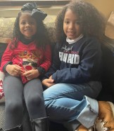 Gigi和Emi Lundy创建了一个组织，为那些无家可归的人收集物品。